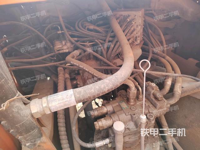 回轉(zhuǎn)馬達(dá)和主控閥(整機(jī)外觀) 回轉(zhuǎn)馬達(dá)和主控閥(整機(jī)外觀)