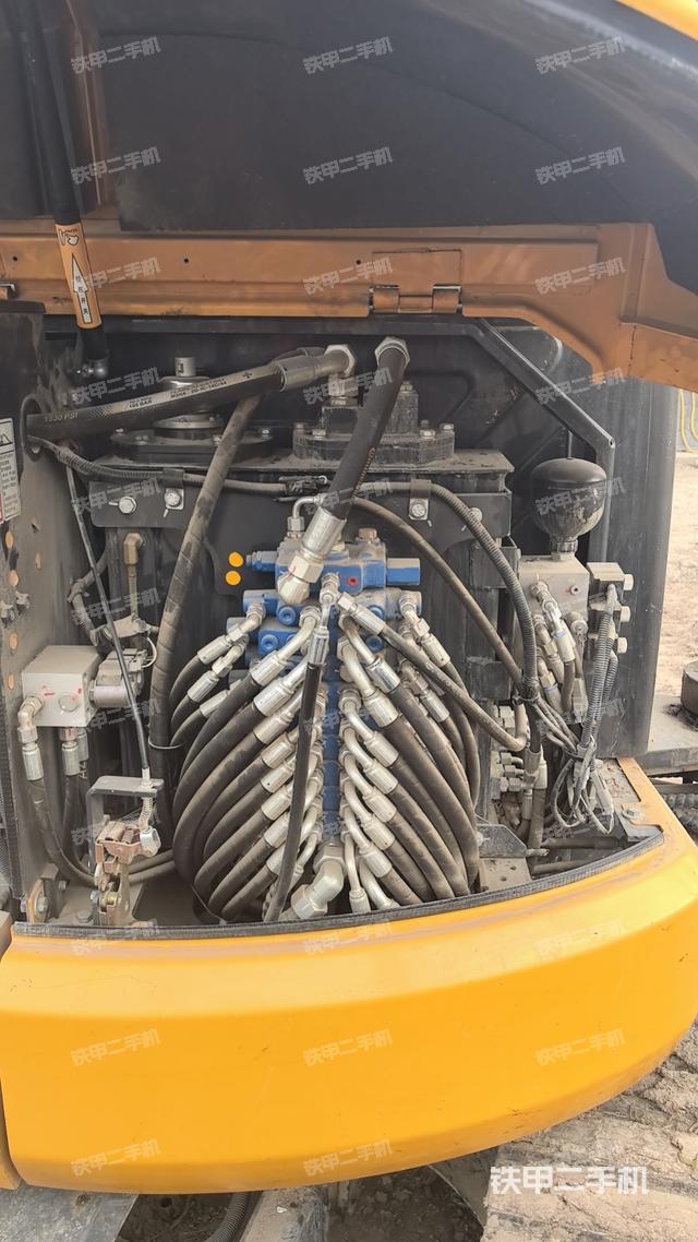 液压泵舱室正面整体（整机外观）