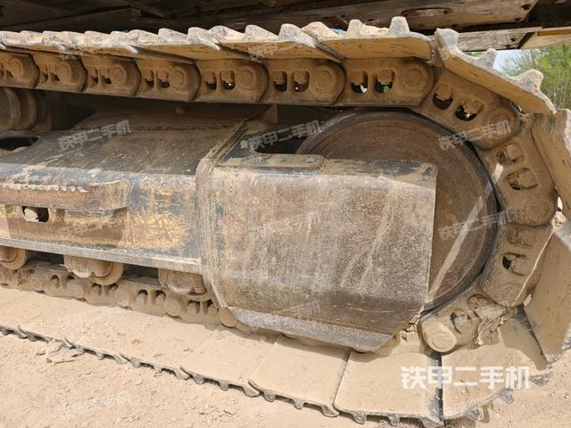 單側(cè)履帶整體(整機(jī)外觀) 單側(cè)履帶整體(整機(jī)外觀)