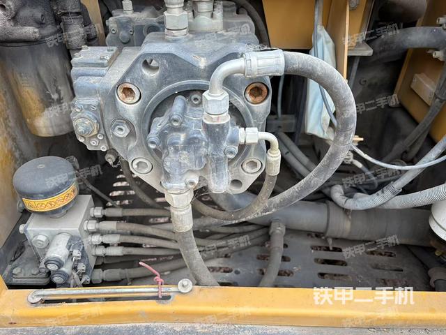 液壓泵艙室正面整體（整機(jī)外觀）