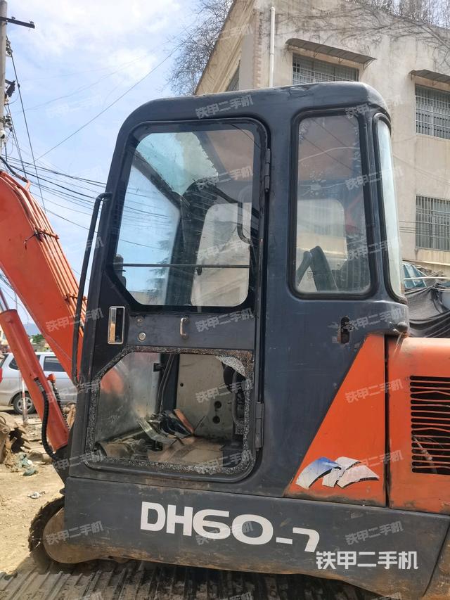 ?駕駛室正側(cè)(駕駛室部分) ?駕駛室正側(cè)(駕駛室部分)