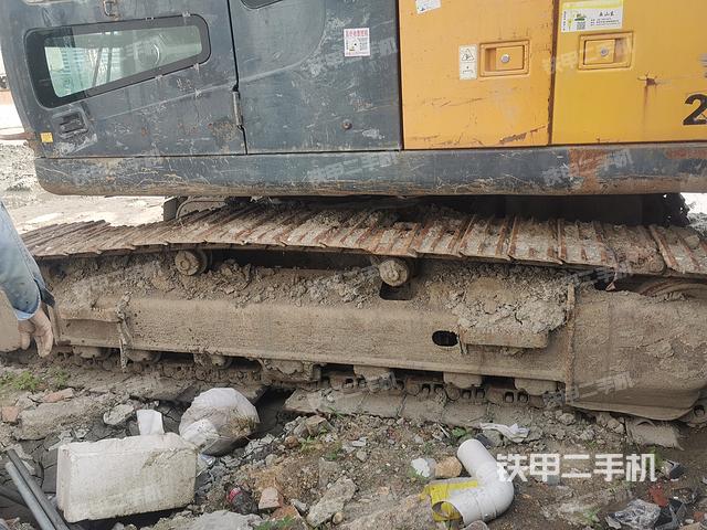 單側(cè)履帶整體(整機外觀) 單側(cè)履帶整體(整機外觀)