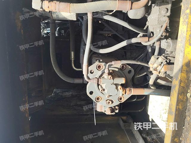 液压泵舱室正面整体（整机外观）