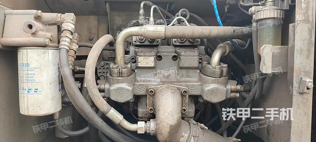 液压泵舱室正面整体（整机外观）