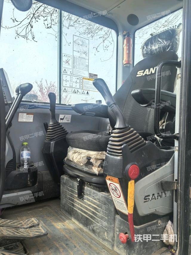 駕駛室整體(整機(jī)外觀) 駕駛室整體(整機(jī)外觀)