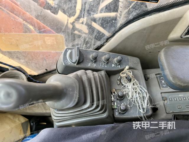 座椅右側(cè)控制臺/鑰匙門/油門/含右手柄(駕駛室部分) 座椅右側(cè)控制臺/鑰匙門/油門/含右手柄(駕駛室部分)