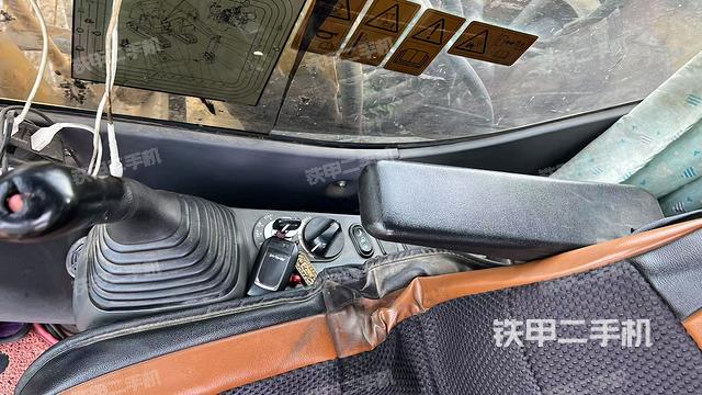 座椅右側控制臺/鑰匙門/油門/含右手柄（駕駛室部分）