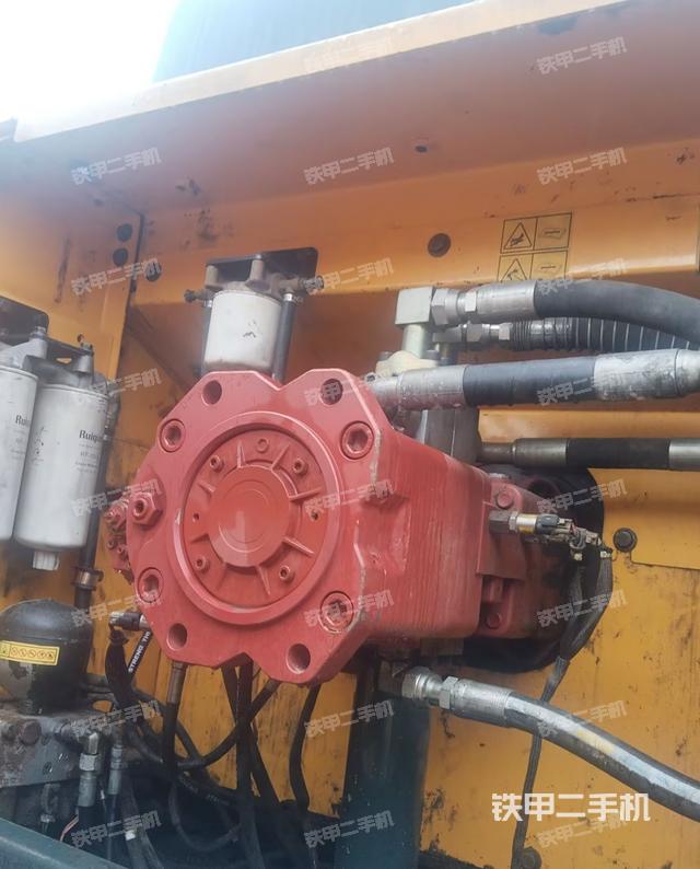 液压泵舱室正面整体（整机外观）