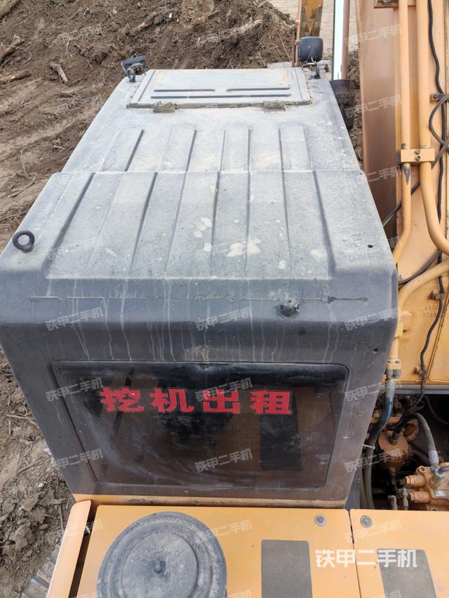駕駛室頂部(整機(jī)外觀) 駕駛室頂部(整機(jī)外觀)