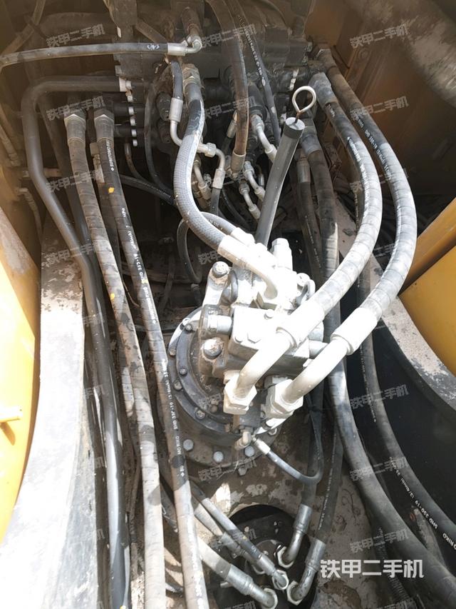 回轉(zhuǎn)馬達(dá)和主控閥(整機(jī)外觀) 回轉(zhuǎn)馬達(dá)和主控閥(整機(jī)外觀)