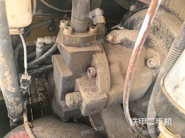 液壓泵艙室正面整體(整機外觀) 液壓泵艙室正面整體(整機外觀)