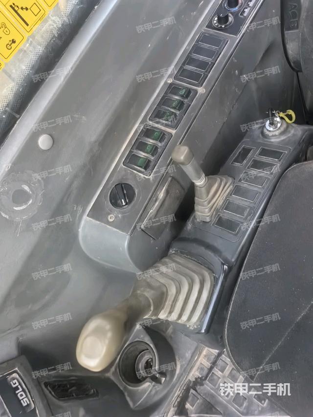 座椅左側(cè)控制臺(tái)/音響/含左手柄（駕駛室部分）