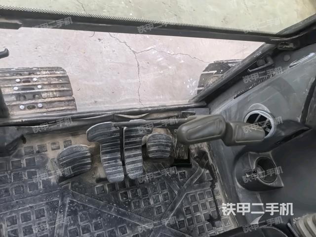 行走控制手柄和踏板?俯拍（駕駛室部分）