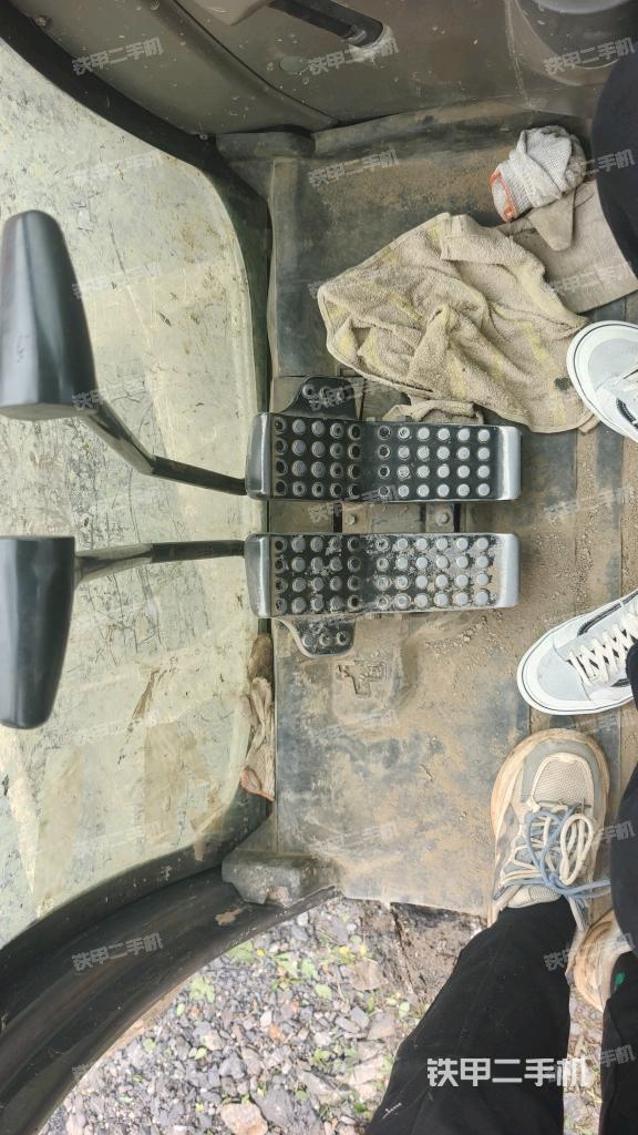 行走控制手柄和踏板?俯拍(駕駛室部分) 行走控制手柄和踏板?俯拍(駕駛室部分)