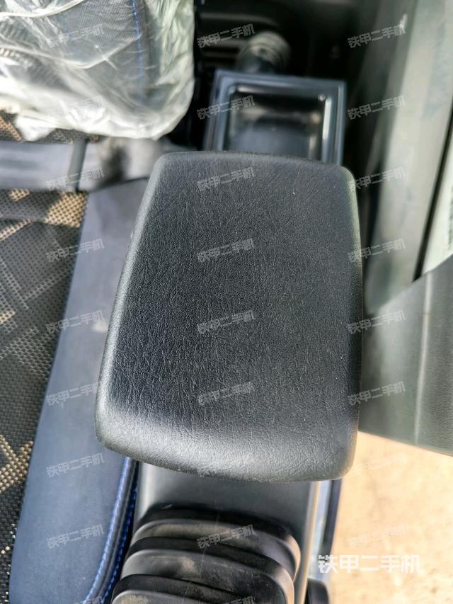 座椅左側(cè)控制臺(tái)/音響/含左手柄(駕駛室部分) 座椅左側(cè)控制臺(tái)/音響/含左手柄(駕駛室部分)