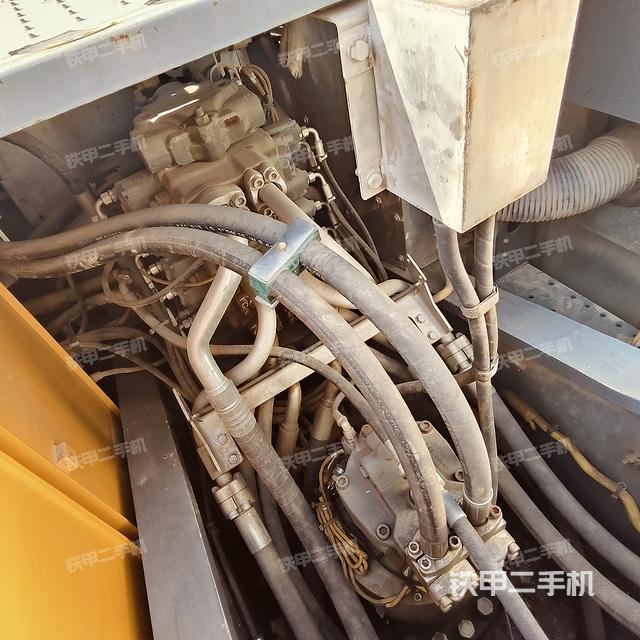 回轉(zhuǎn)馬達(dá)和主控閥（整機(jī)外觀）