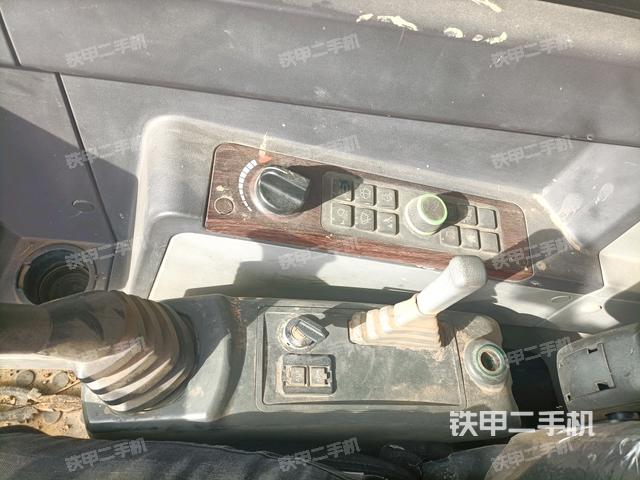 座椅右側(cè)控制臺(tái)/鑰匙門(mén)/油門(mén)/含右手柄（駕駛室部分）