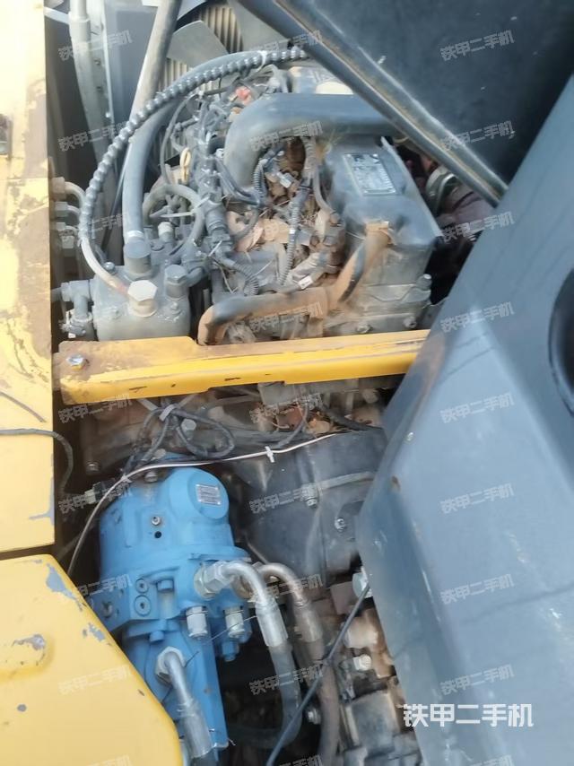 液壓泵艙室正面整體（整機外觀）