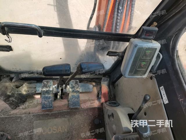 座椅左側(cè)控制臺/音響/含左手柄(駕駛室部分) 座椅左側(cè)控制臺/音響/含左手柄(駕駛室部分)