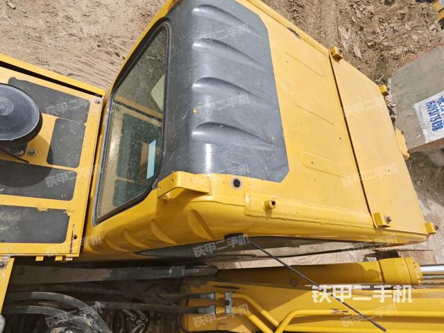 駕駛室頂部(整機(jī)外觀) 駕駛室頂部(整機(jī)外觀)