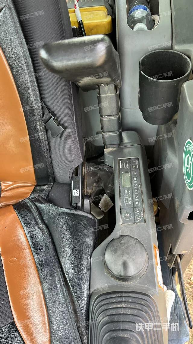 座椅左側控制臺/音響/含左手柄（駕駛室部分）