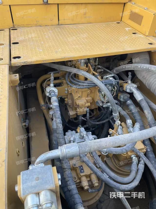 回转马达和主控阀（整机外观）