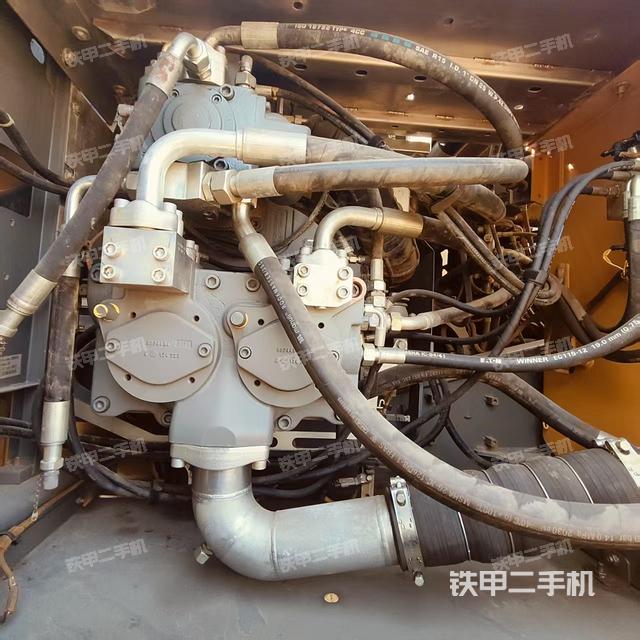 液壓泵艙室正面整體（整機(jī)外觀）