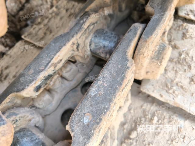 單側(cè)履帶整體(整機(jī)外觀) 單側(cè)履帶整體(整機(jī)外觀)