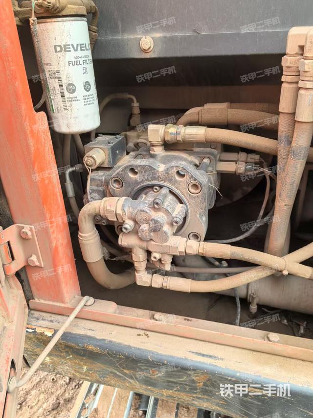 液压泵舱室正面整体（整机外观）