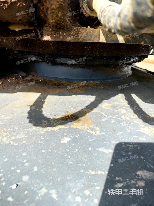 轉盤和下車架正前(工作和回轉裝置) 轉盤和下車架正前(工作和回轉裝置)