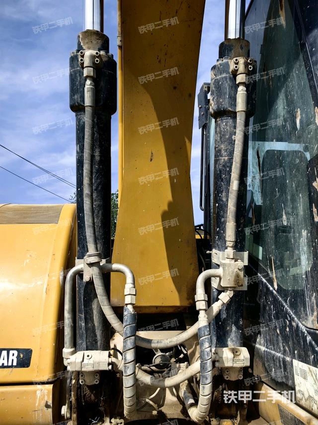 大臂油缸整體?豎拍（工作和回轉(zhuǎn)裝置）