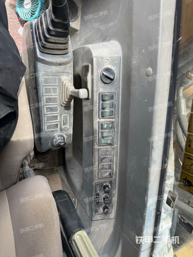 行走控制手柄和踏板?俯拍（駕駛室部分）