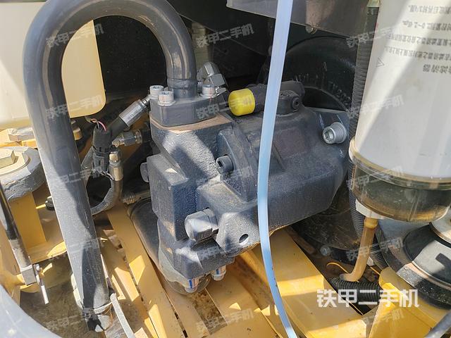液壓泵艙室正面整體(整機外觀) 液壓泵艙室正面整體(整機外觀)