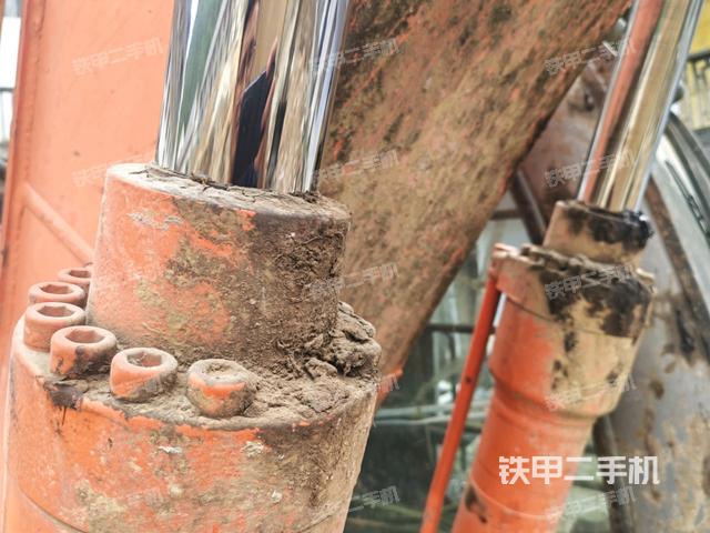 鏟斗右后整體(工作和回轉(zhuǎn)裝置) 鏟斗右后整體(工作和回轉(zhuǎn)裝置)