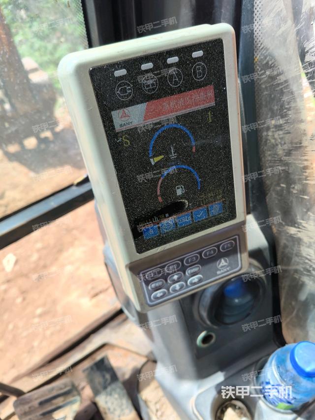 駕駛室整體(整機(jī)外觀) 駕駛室整體(整機(jī)外觀)