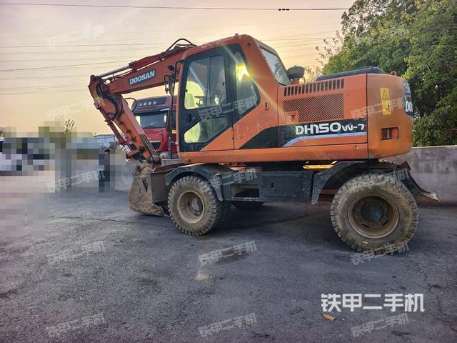 單側(cè)履帶整體(整機(jī)外觀) 單側(cè)履帶整體(整機(jī)外觀)