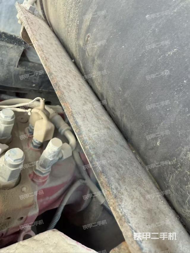 液壓泵艙室正面整體（整機外觀）