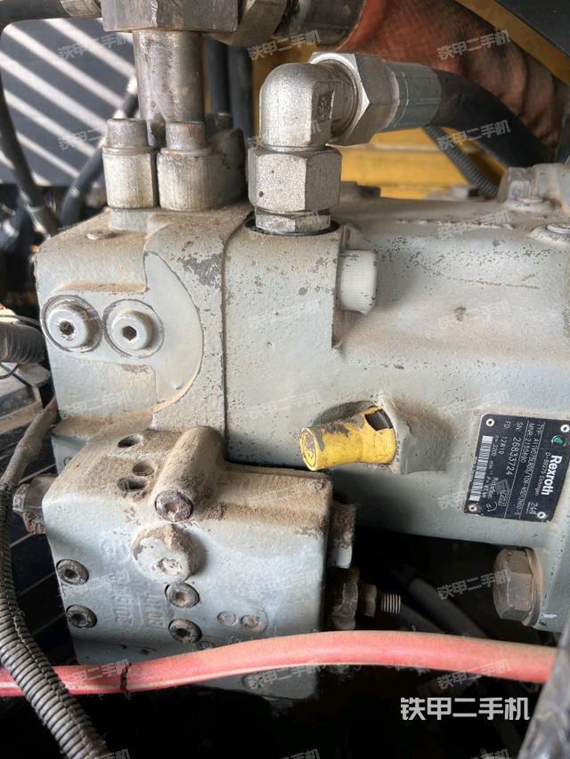 液壓泵艙室正面整體(整機(jī)外觀) 液壓泵艙室正面整體(整機(jī)外觀)