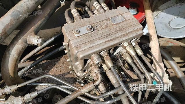 回转马达和主控阀（整机外观）