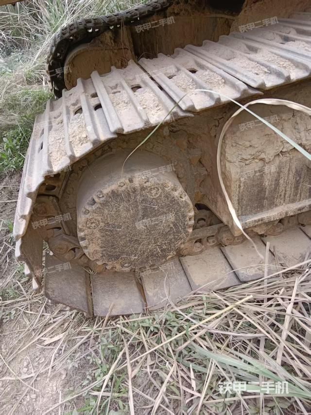 單側(cè)履帶整體(整機(jī)外觀) 單側(cè)履帶整體(整機(jī)外觀)