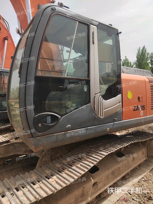 駕駛室整體(整機(jī)外觀) 駕駛室整體(整機(jī)外觀)