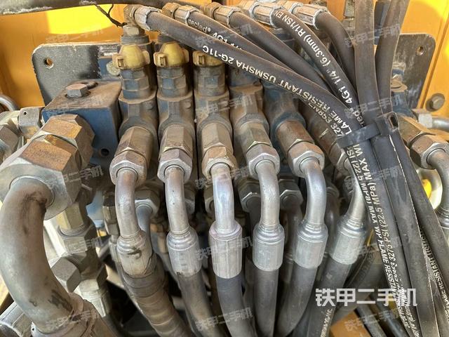回轉馬達和主控閥(整機外觀) 回轉馬達和主控閥(整機外觀)