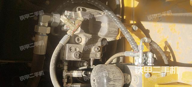 液压泵舱室正面整体（整机外观）