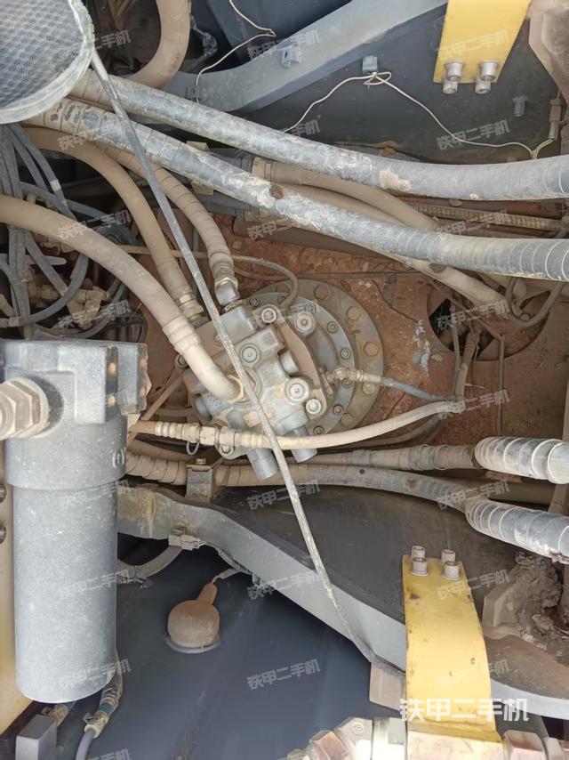 回轉(zhuǎn)馬達(dá)和主控閥(整機(jī)外觀) 回轉(zhuǎn)馬達(dá)和主控閥(整機(jī)外觀)