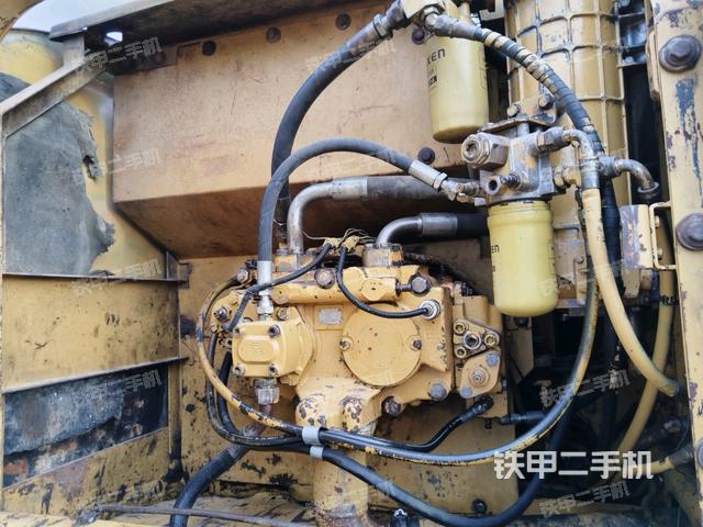 液壓泵艙室正面整體（整機外觀）