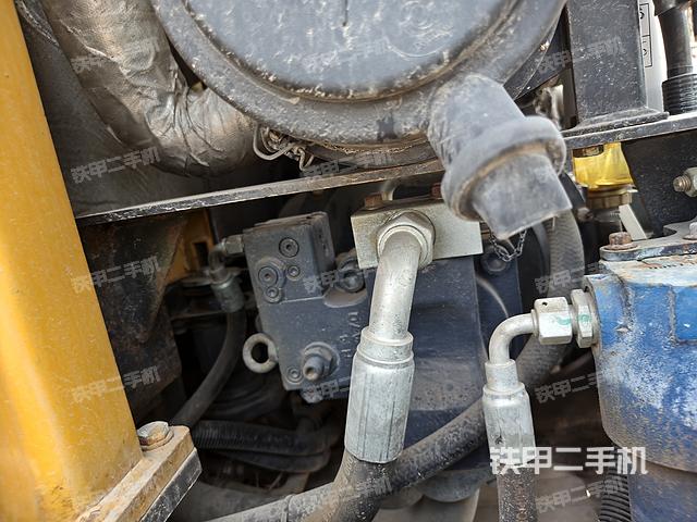 回轉(zhuǎn)馬達(dá)和主控閥（整機(jī)外觀）