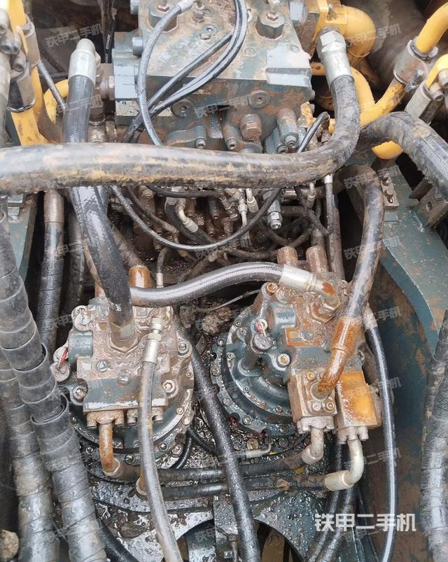 回转马达和主控阀（整机外观）