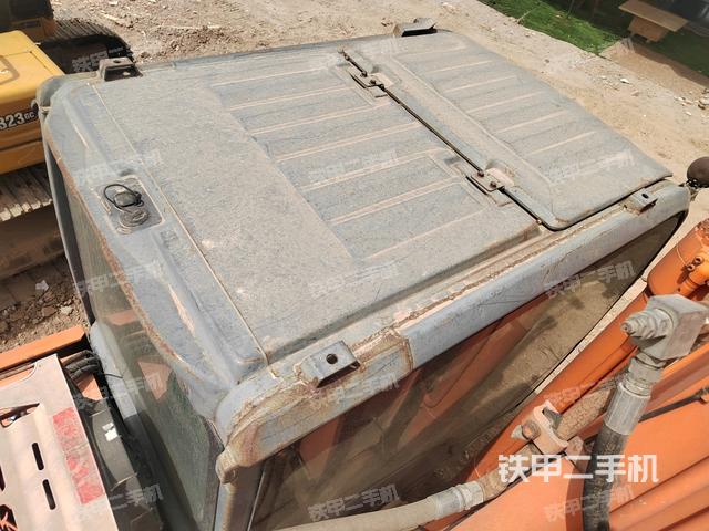 駕駛室頂部(整機(jī)外觀) 駕駛室頂部(整機(jī)外觀)