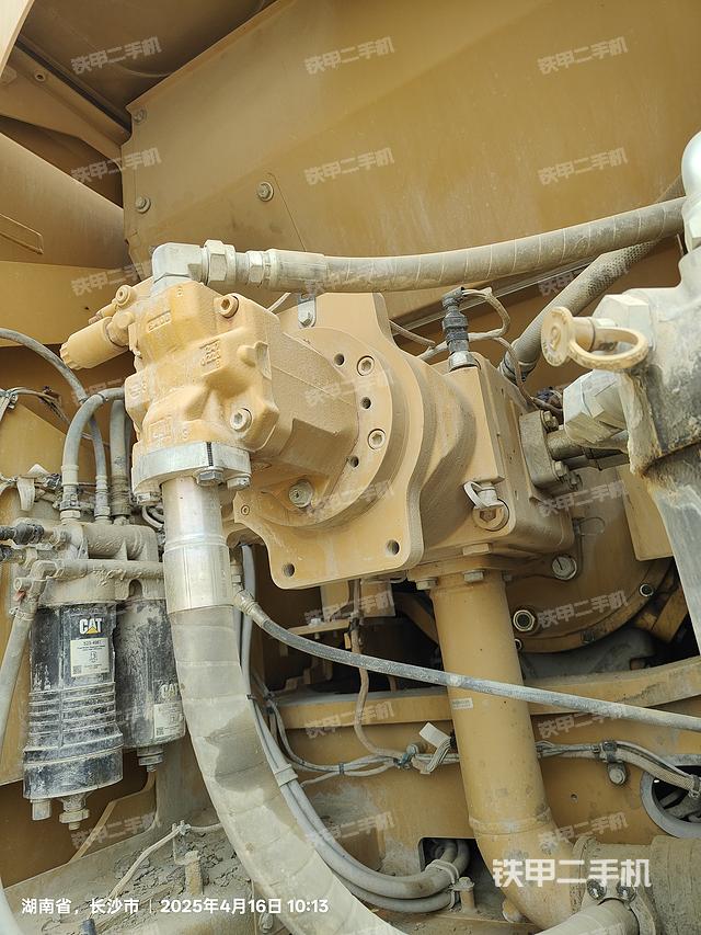 液压泵舱室正面整体（整机外观）