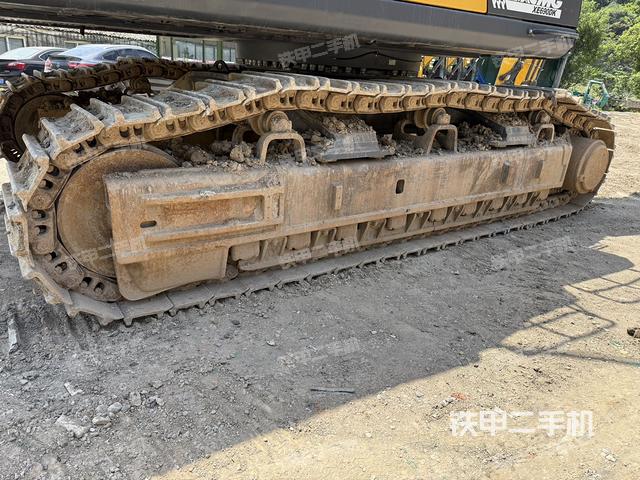 單側(cè)履帶整體(整機(jī)外觀) 單側(cè)履帶整體(整機(jī)外觀)